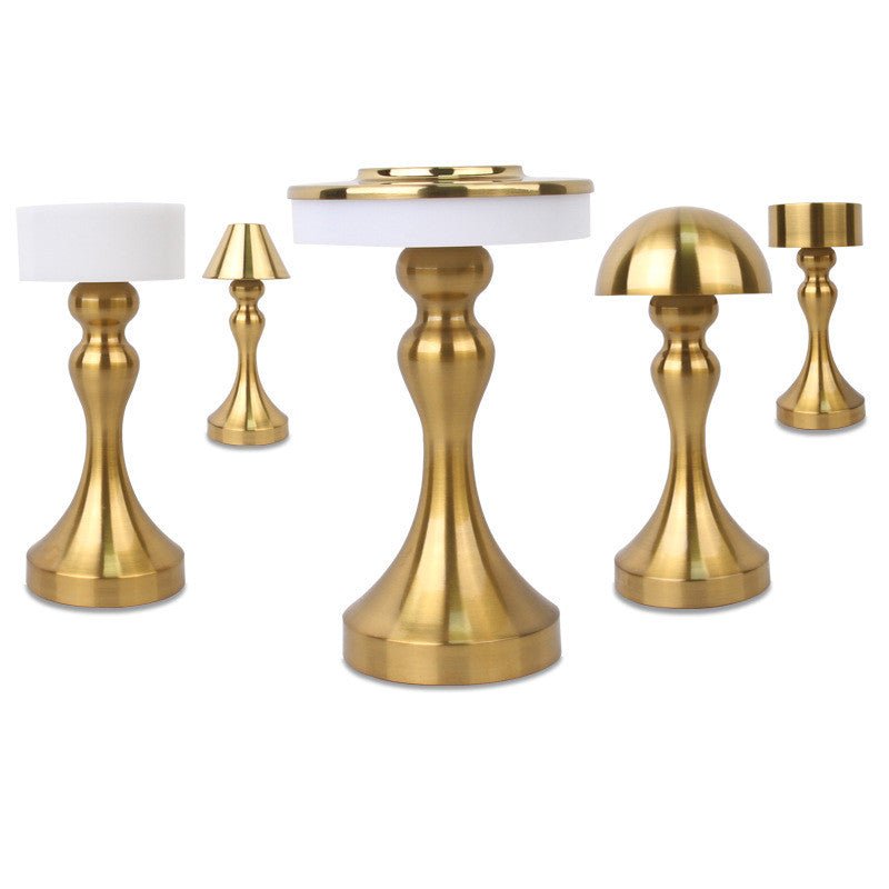 Alzatine Decorative in Metallo Dorato – Candelieri ed Espositore Luxury