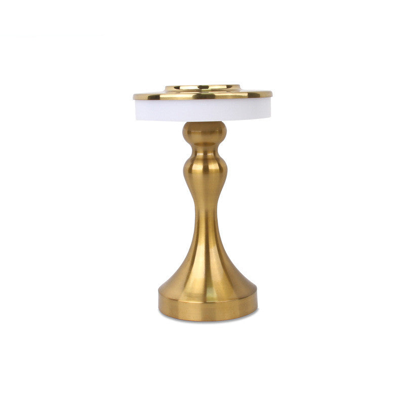 Alzatine Decorative in Metallo Dorato – Candelieri ed Espositore Luxury