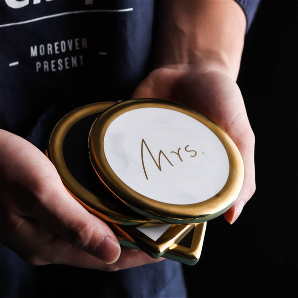 Sottobicchieri Mr. & Mrs. in Ceramica con Bordo Dorato – Regalo Coppia